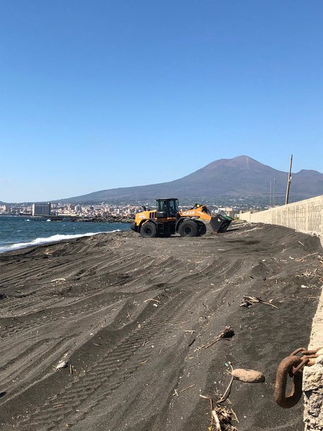CASE aparece en un programa de la televisión italiana ayudando a limpiar el río más contaminado de Europa